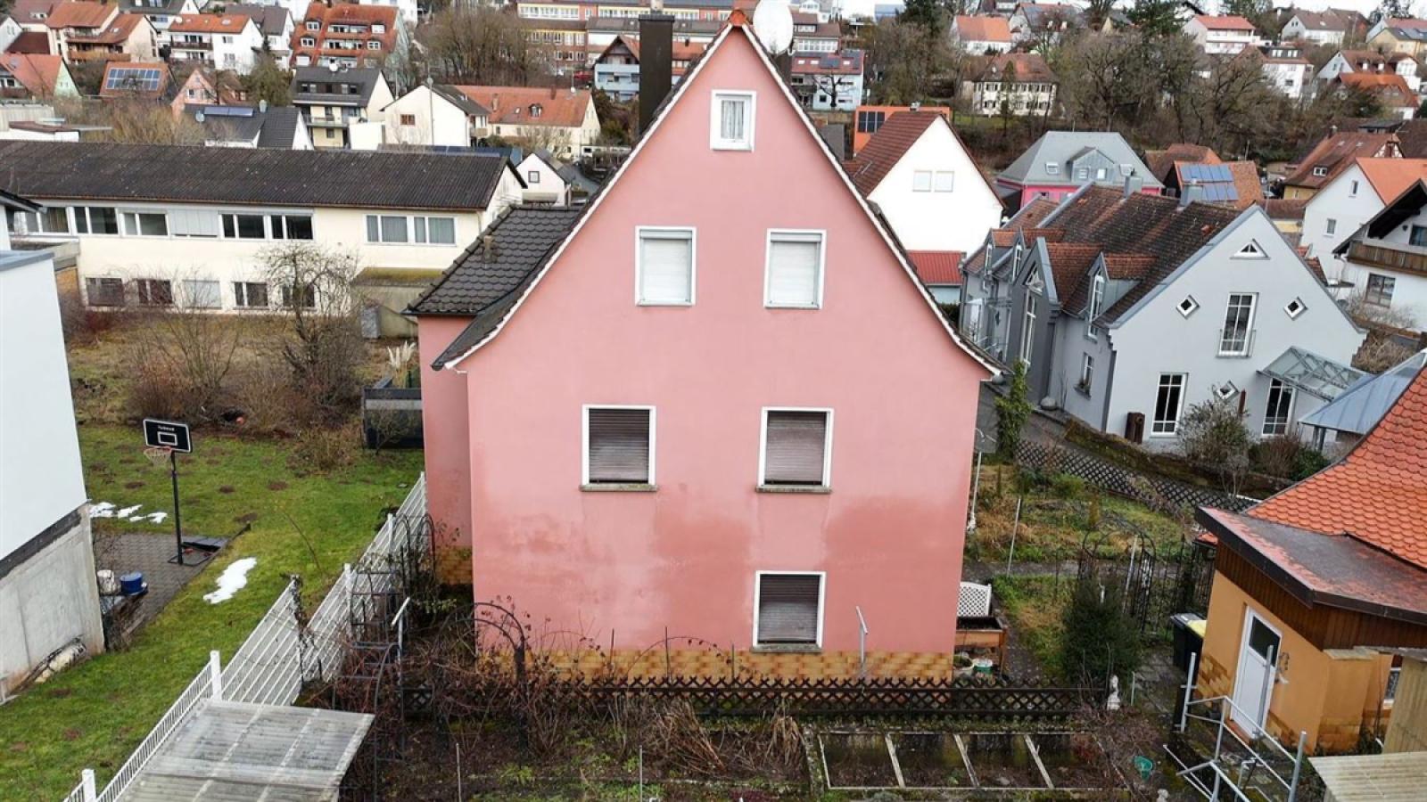 Freistehende Einfamilienhaus seitlich