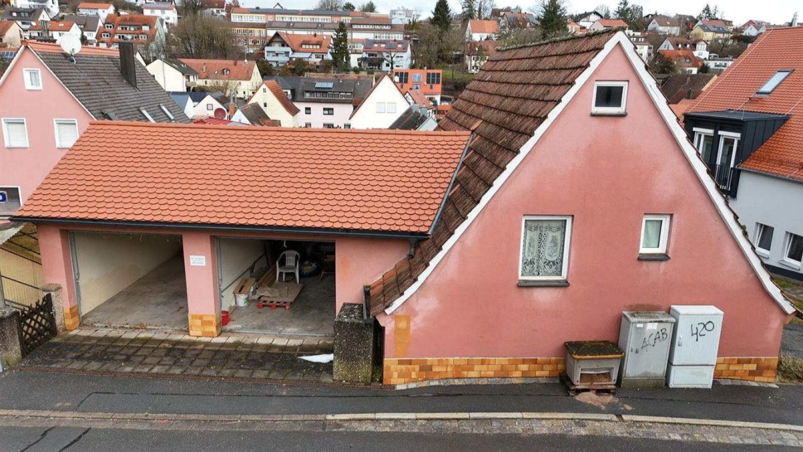 Zwei Garagen zur Straßenseite