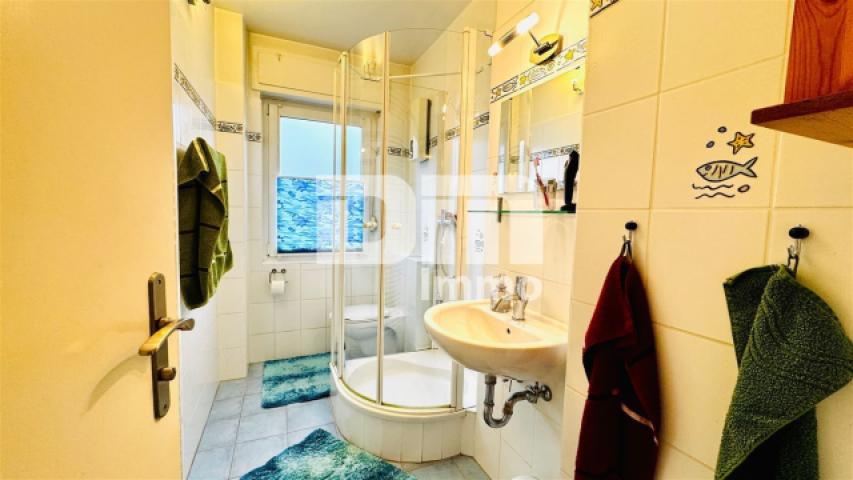 Badezimmer mit Dusche