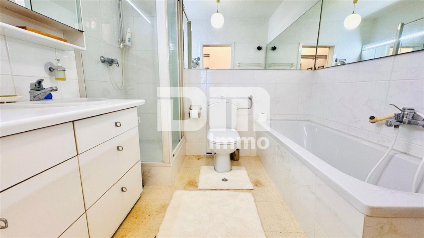 Badezimmer / Badewanne + Dusche