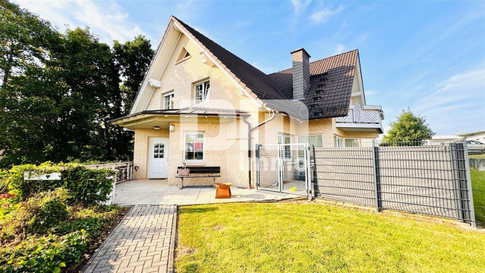 Opulenter Vorgartenbereich / Zuweg Wohnhaus