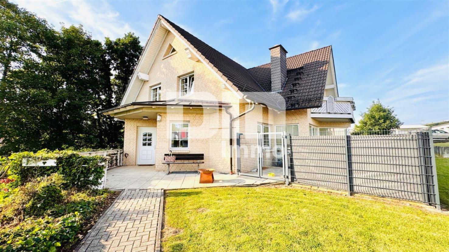 Opulenter Vorgartenbereich / Zuweg Wohnhaus