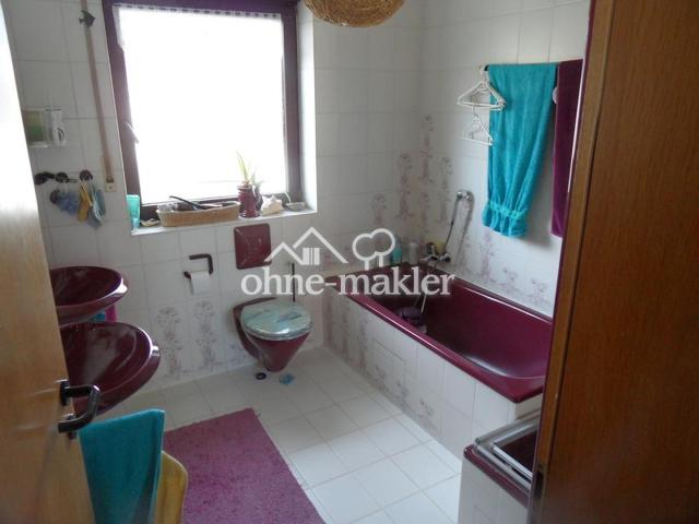 Bad in Rubinrot, viel Platz