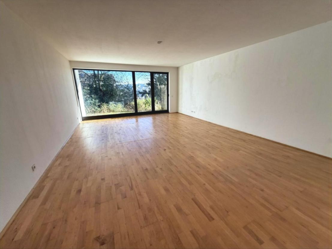 Wohnzimmer mit Gartenblick