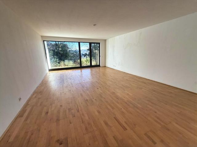 Wohnzimmer mit Gartenblick