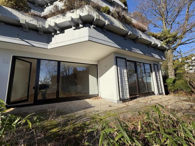 Wohnungsrückseite mit Fensterfronten