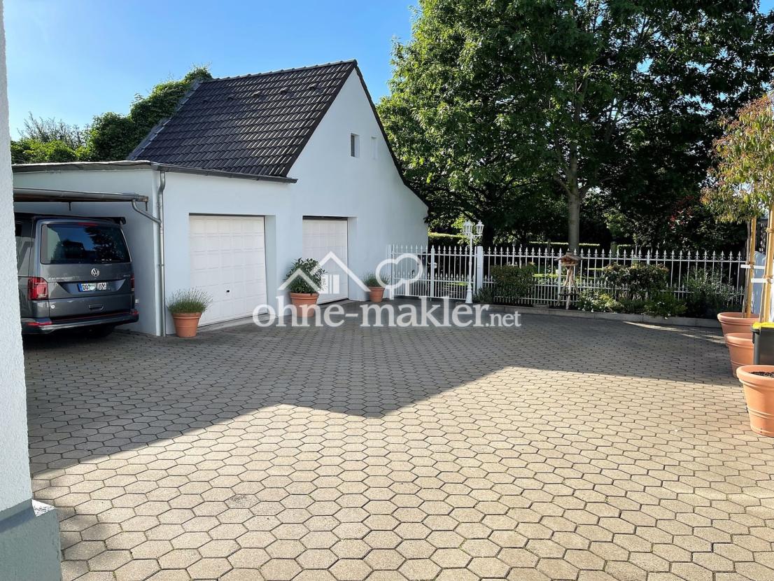 Garagenhof und Carport