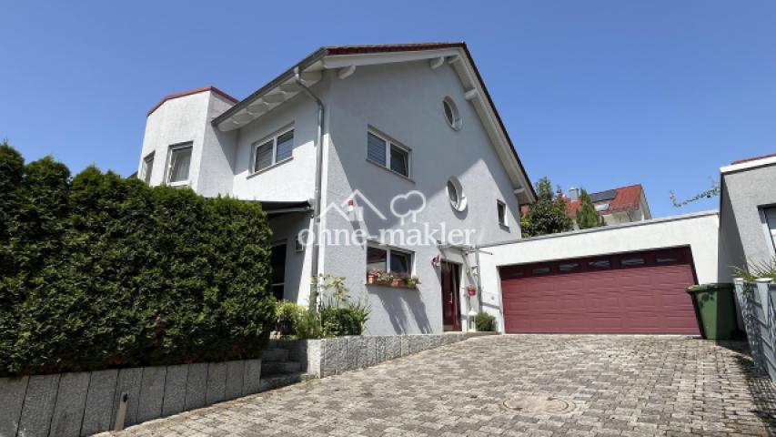 Einfahrt und Garagentor