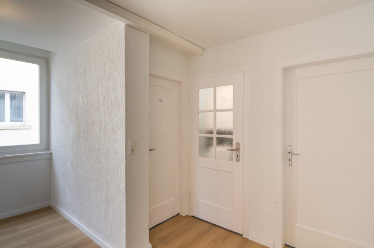 Blick zu Badezimmer und WC