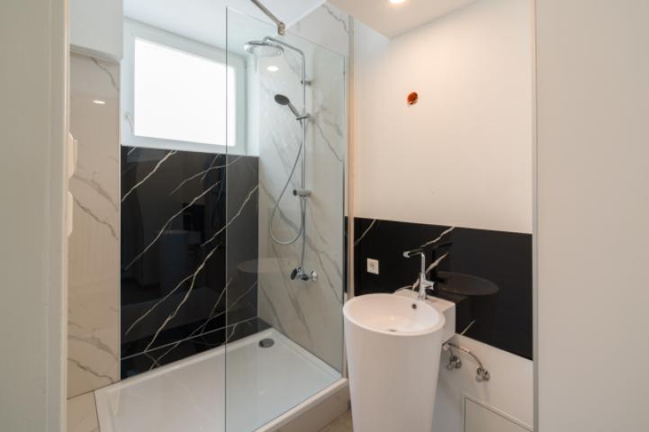 modernes Badezimmer mit Dusche