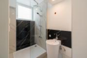 modernes Badezimmer mit Dusche