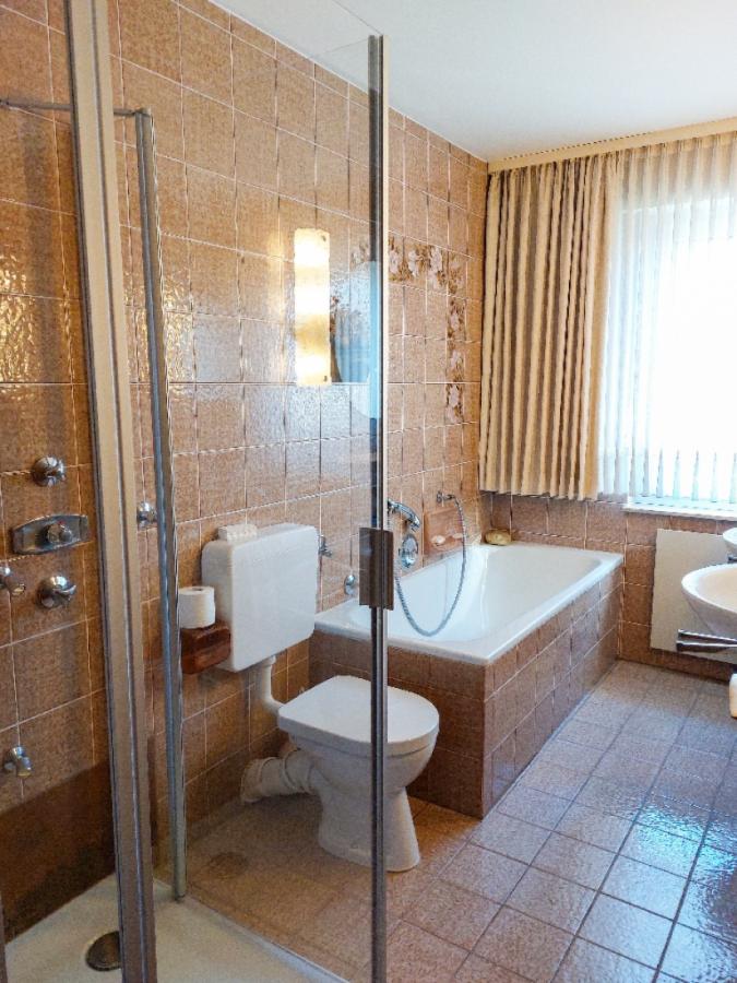 Das Bad mit Glasdusche im EG