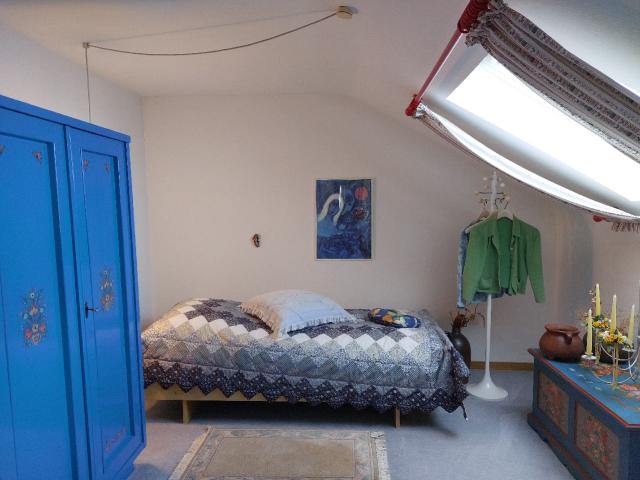 Ein gemütlicher Schlafraum im DG