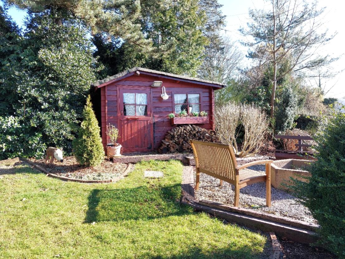 Die Gartenhütte mit zusätzlichem Sitzplatz