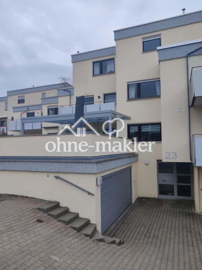 vordere Hausansicht mit Garage