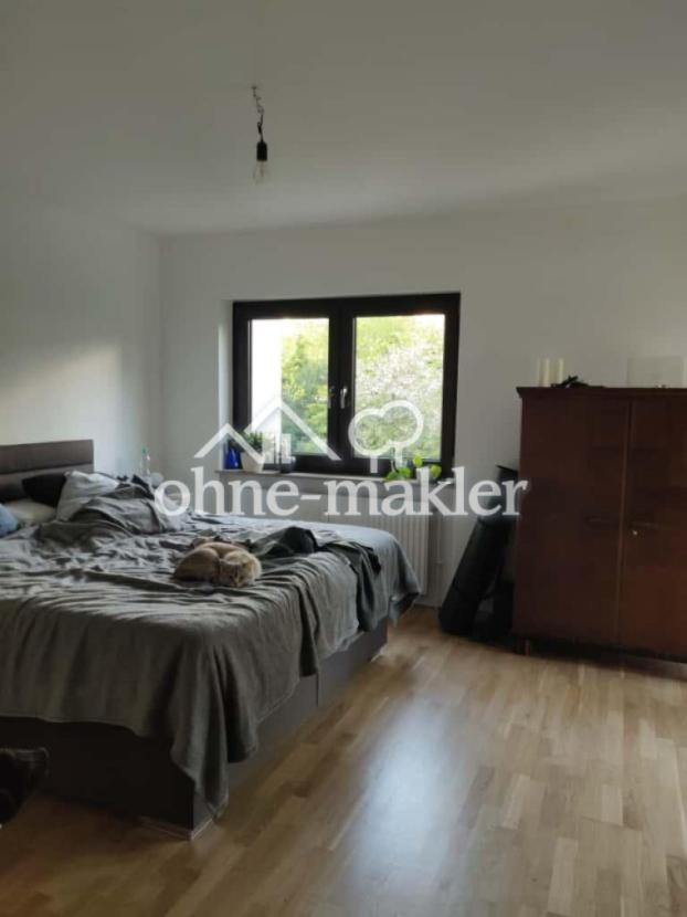 Schlafzimmer mit Balkonzugang