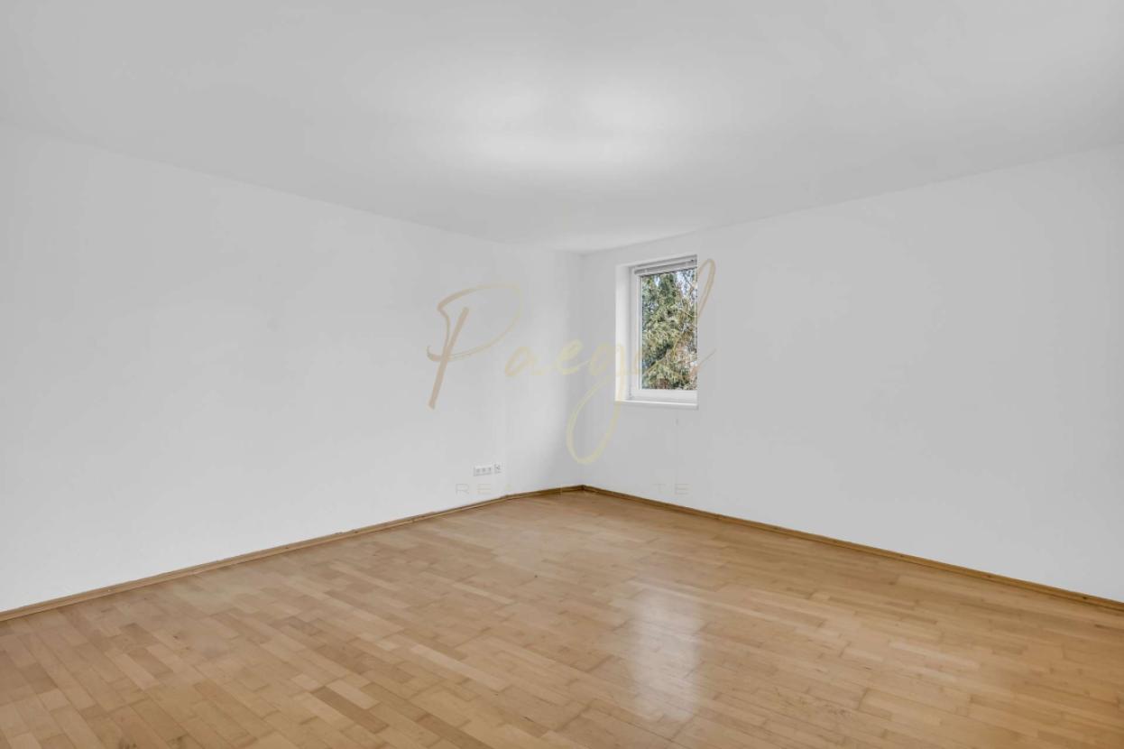 Wohnzimmer mit 2 Fenstern