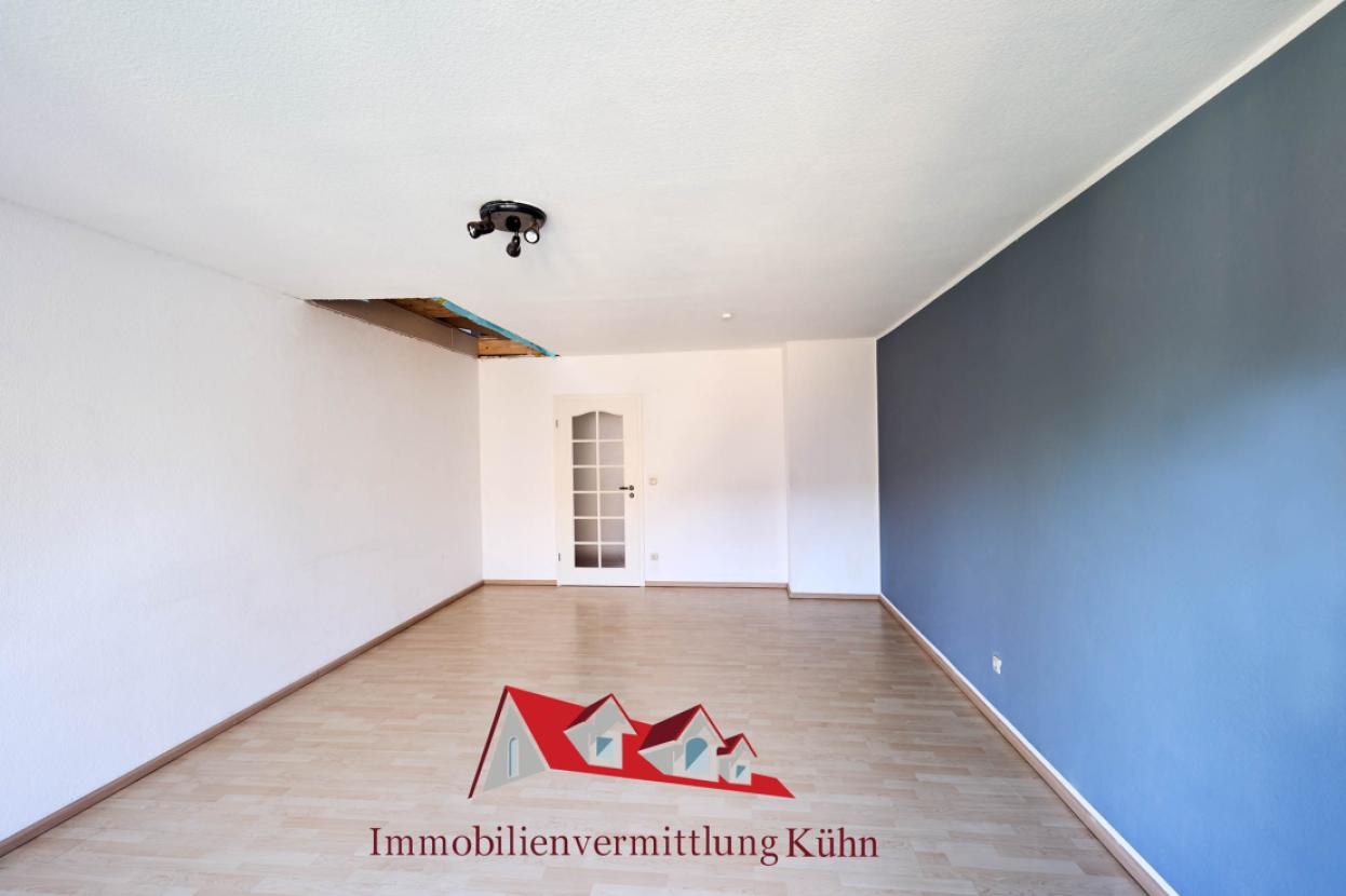 Wohnzimmer mit Dachbodenaufgang