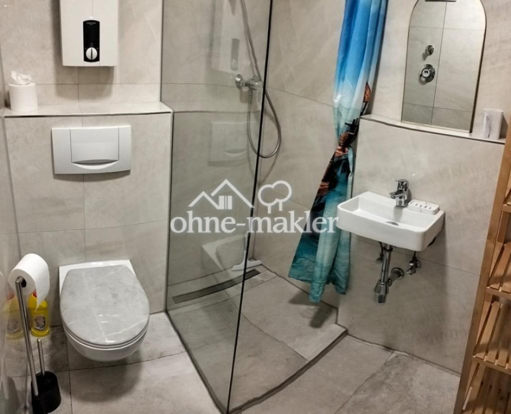 Badezimmer mit moderner Dusche