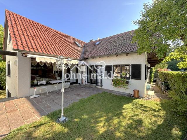 Hausansicht mit Garten im EG