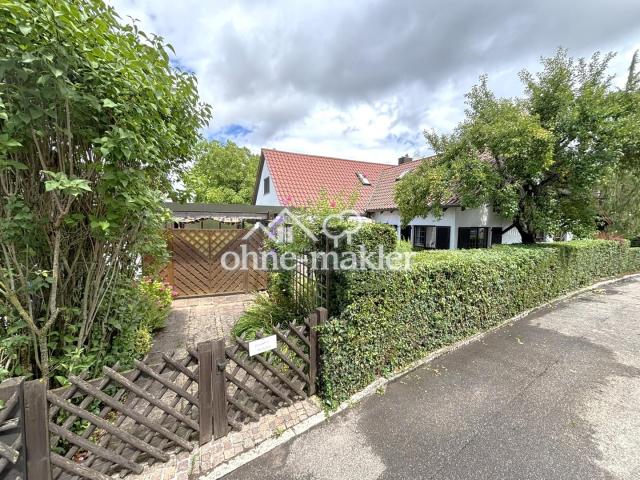 Hausansicht m. Zufahrt Carport