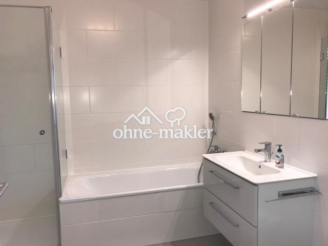 Bad mit Dusche u. Wanne