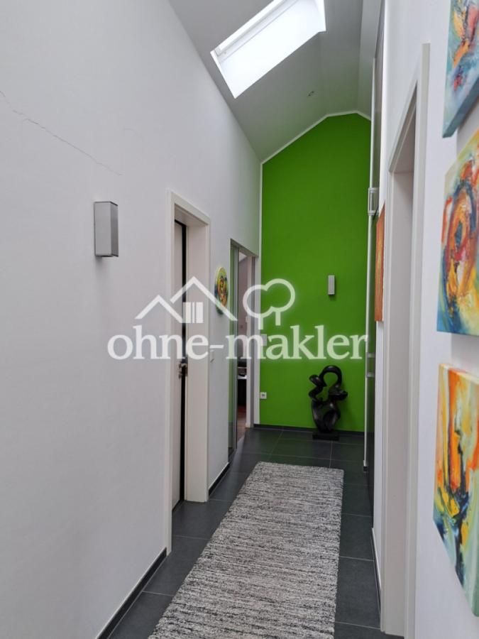 hoher Flur mit Dachfenstern