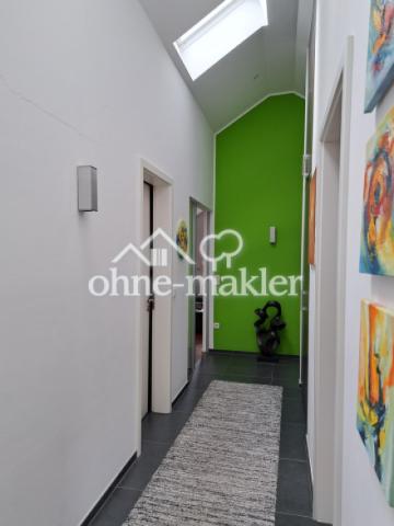 hoher Flur mit Dachfenstern