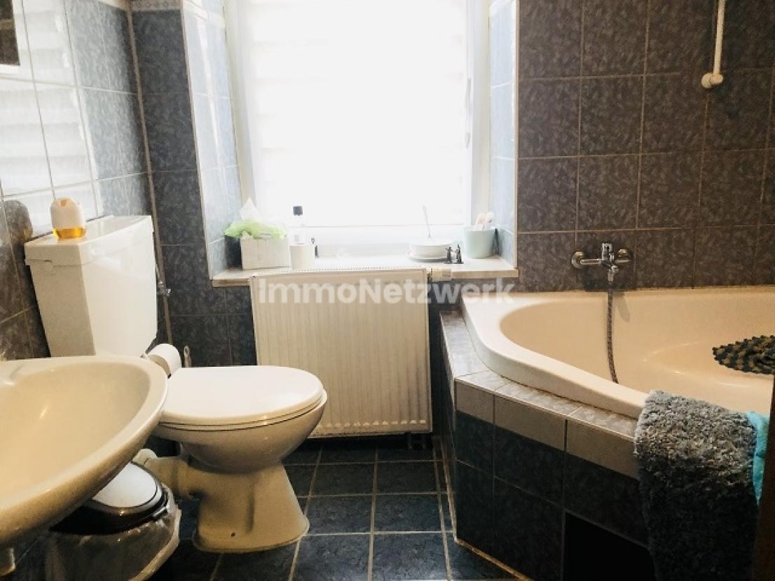 kleine Wohnung EG rechts Bad