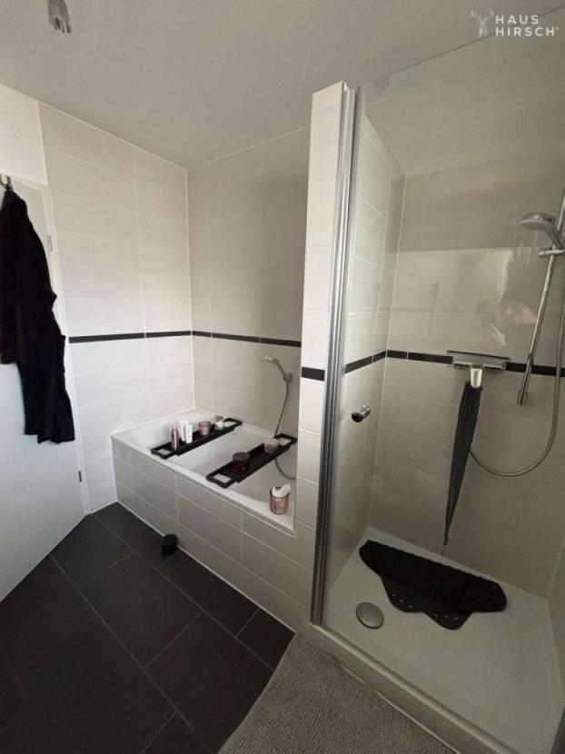 ...mit Wanne und Dusche