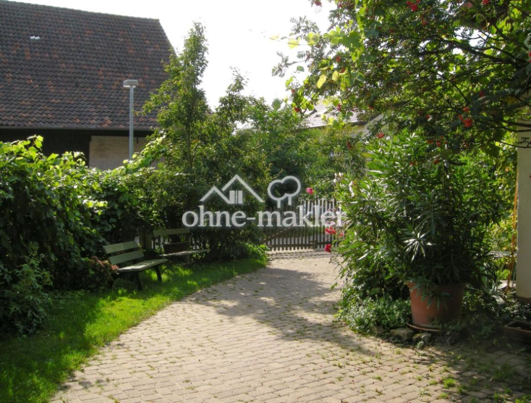 Hof und Stellplätze