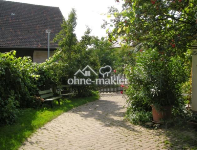 Hof und Stellplätze