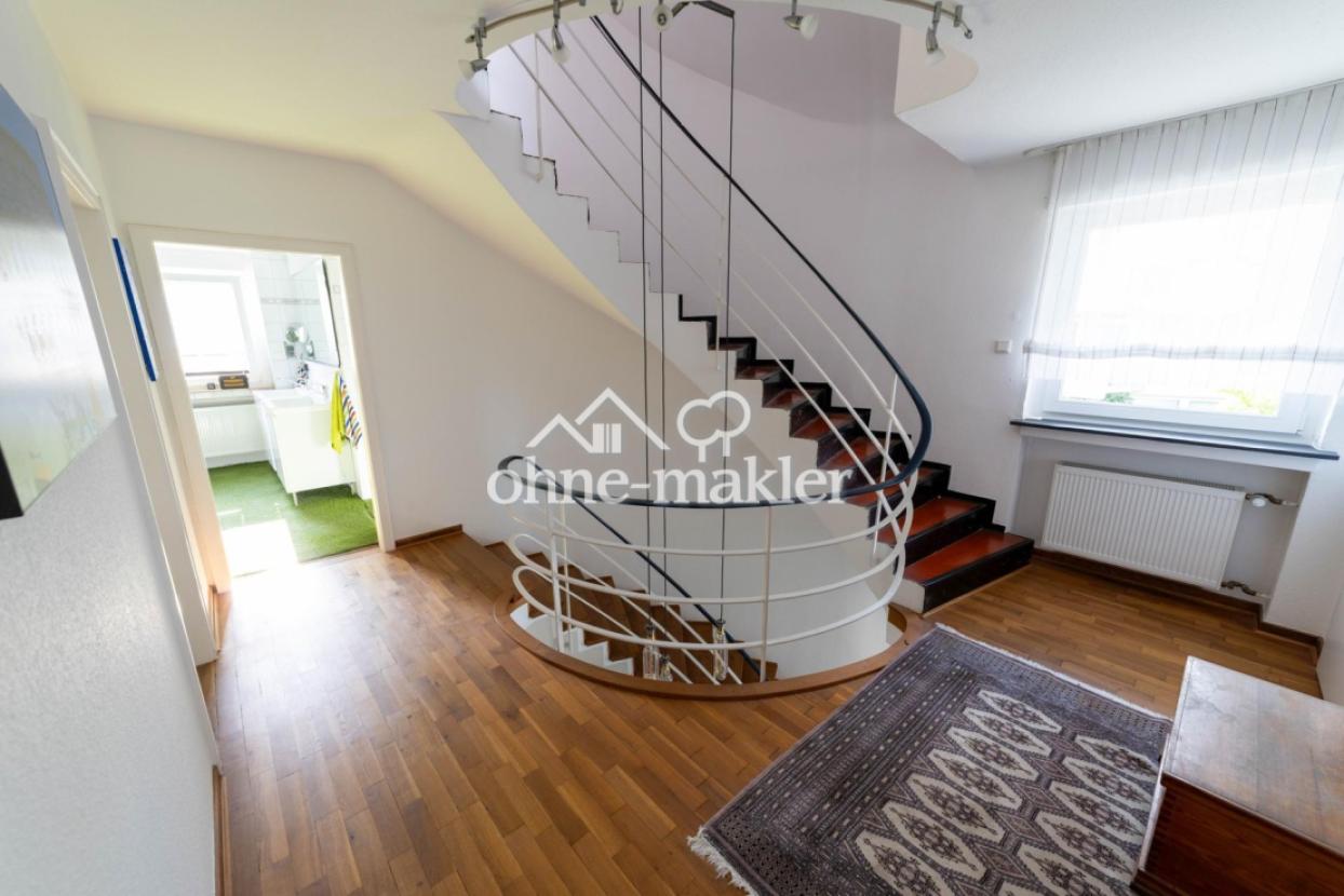 Flur OG mit Treppe zum DG