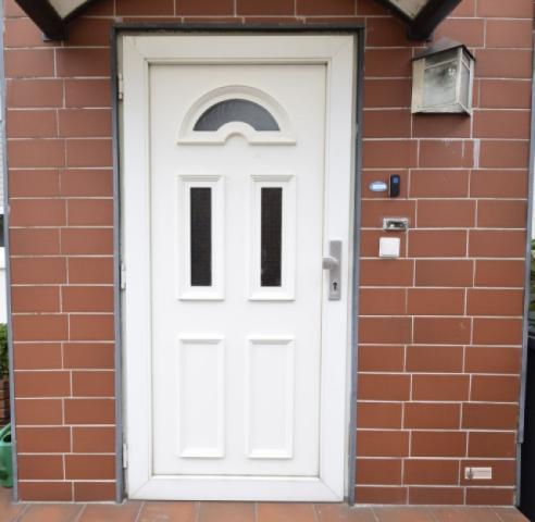 k-Überdachte Hauseingangstür