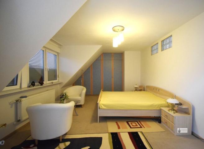 k-Schlafzimmer 3 mit Einbaukleiderschrank im OG