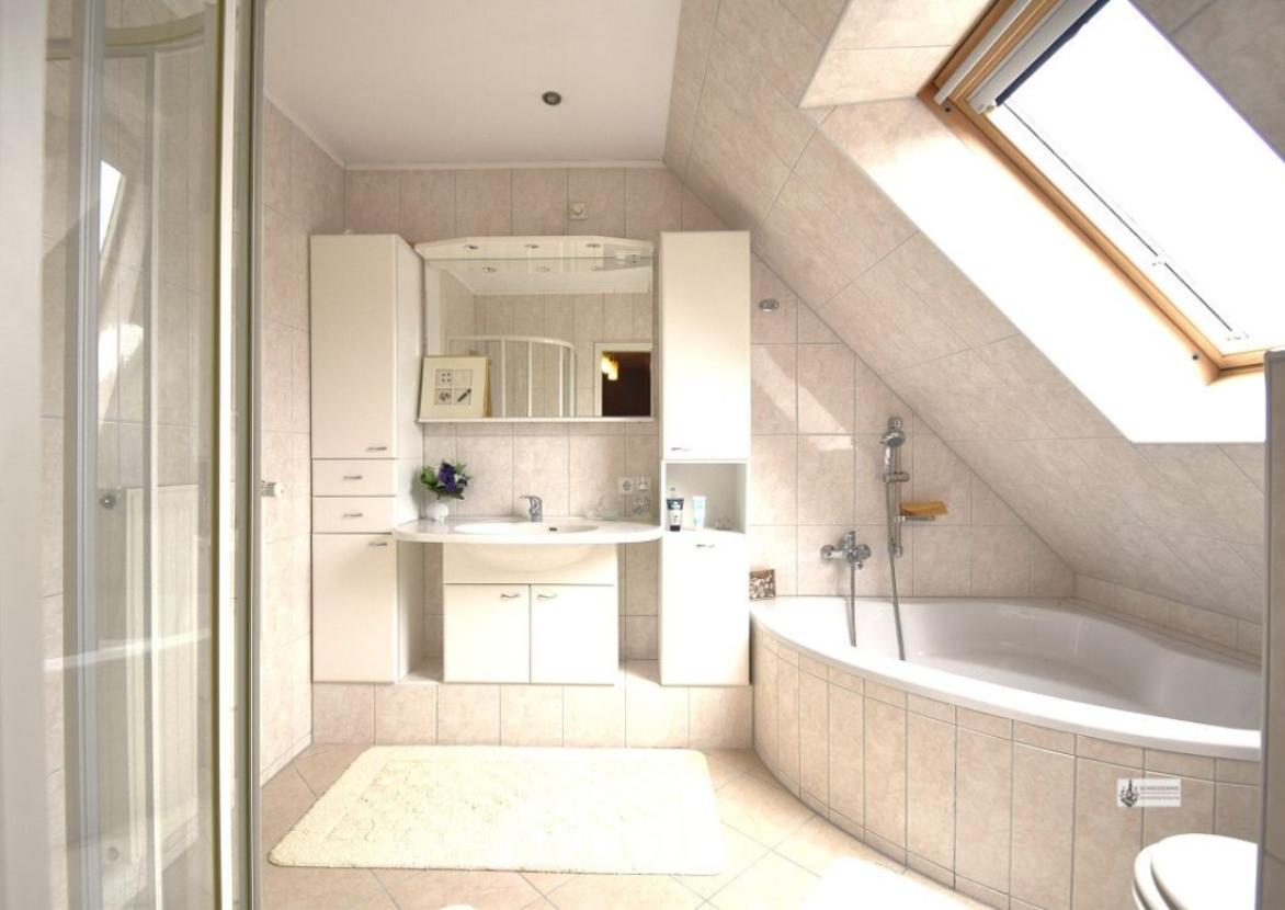 k-Bad im OG mit Eckbadewanne und Dusche