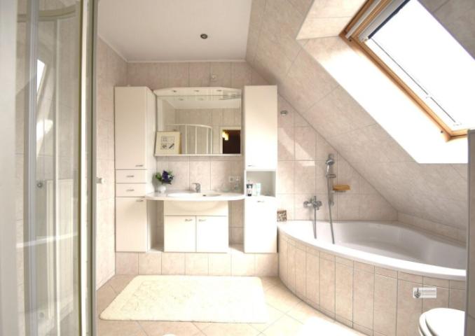 k-Bad im OG mit Eckbadewanne und Dusche