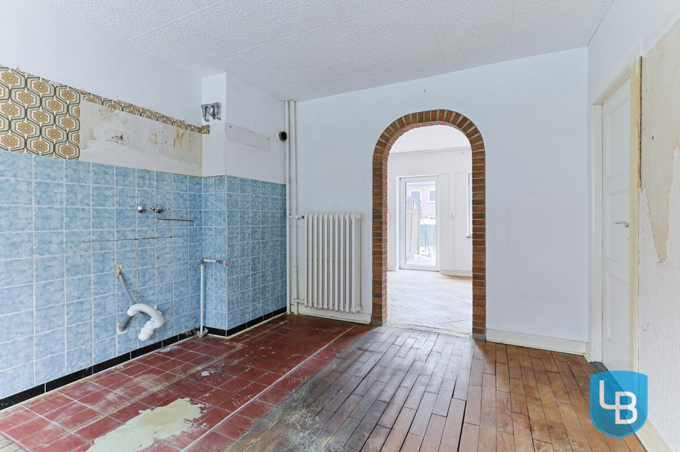 Küche mit Blick ins Wohnzimmer