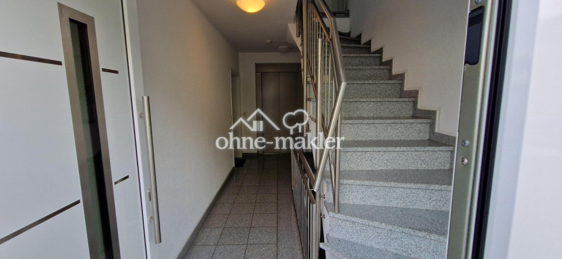 Treppenhaus mit Aufzug