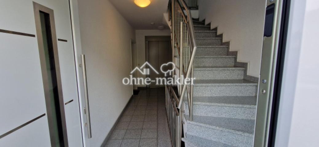 Treppenhaus mit Aufzug