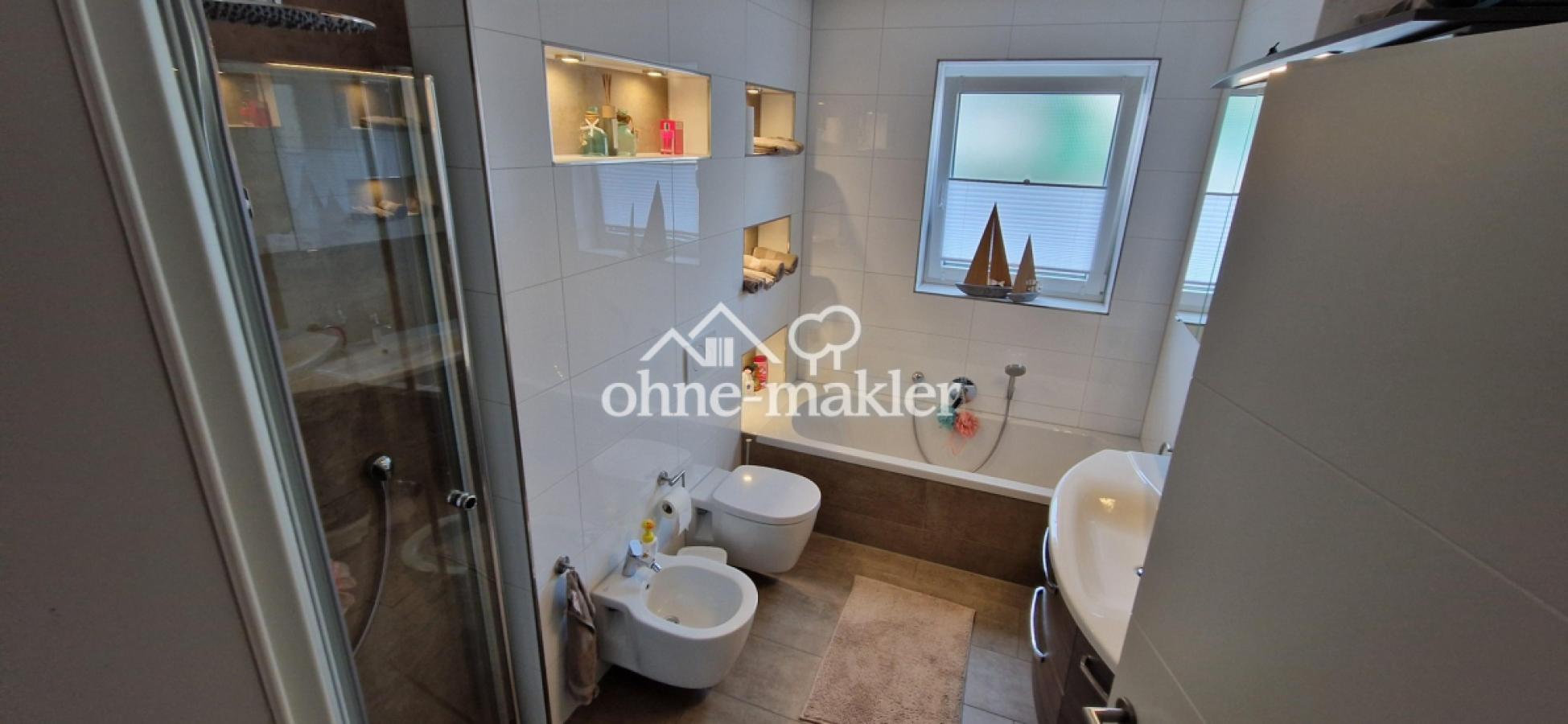 Badezimmer mit Bidet und co.