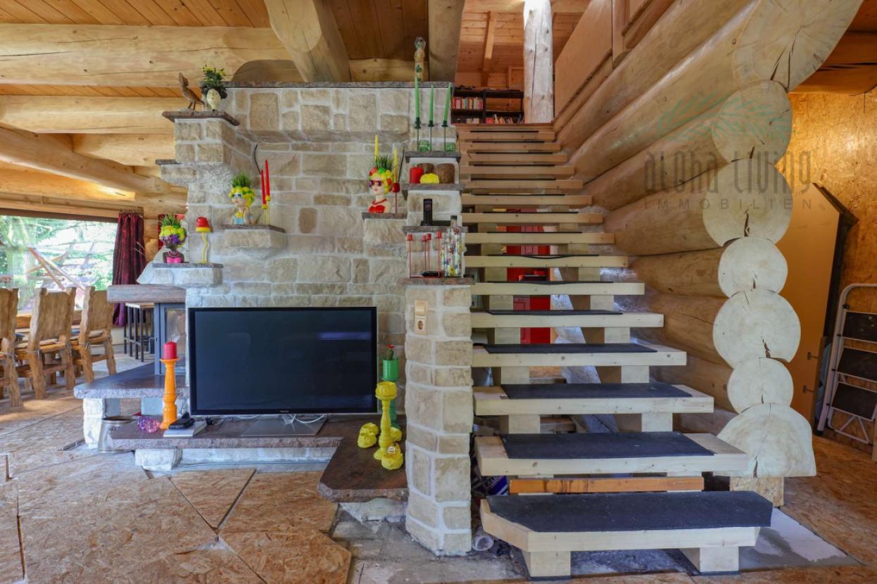 Treppenhaus mit Kamin (EG)