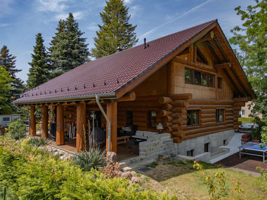 Ansicht Haus mit Terrasse