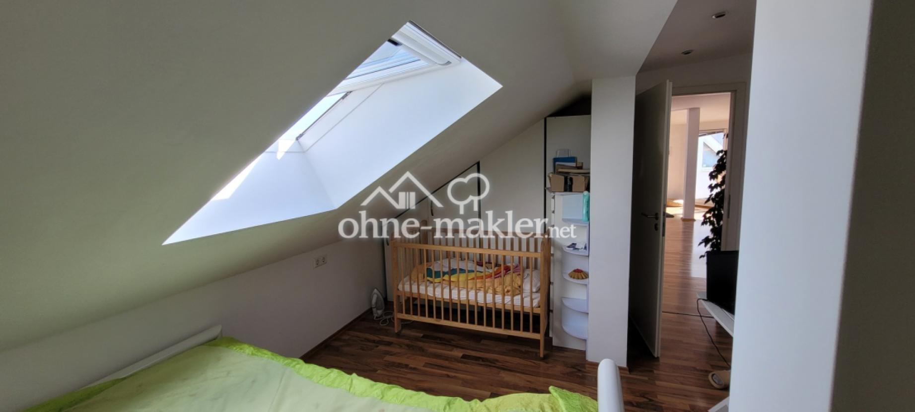 Schlafzimmer mit Einbauschrank