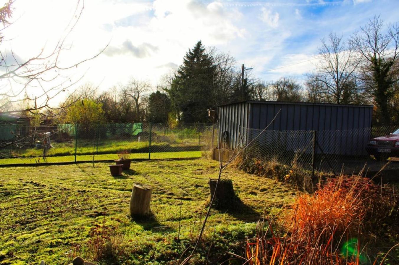 zum Nachbargrundstück