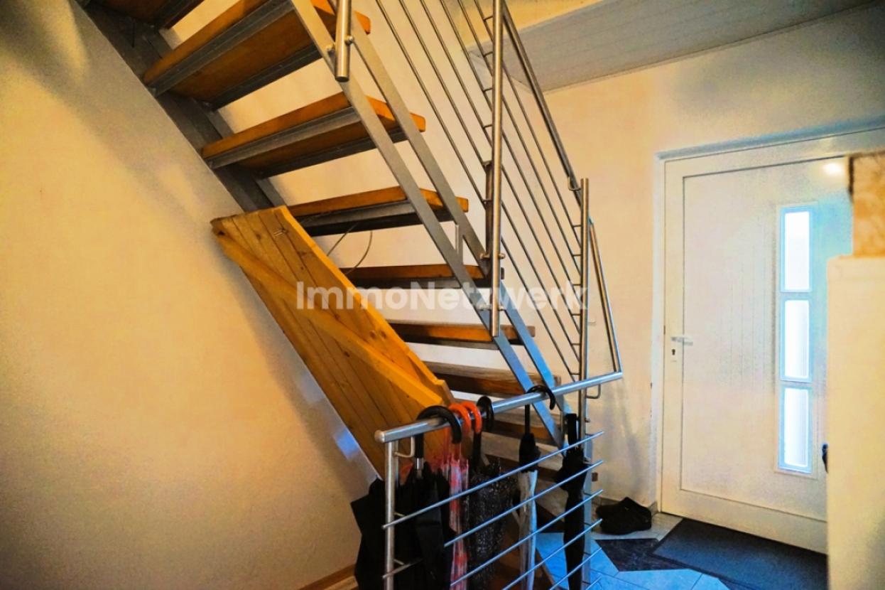 Flur und Treppe