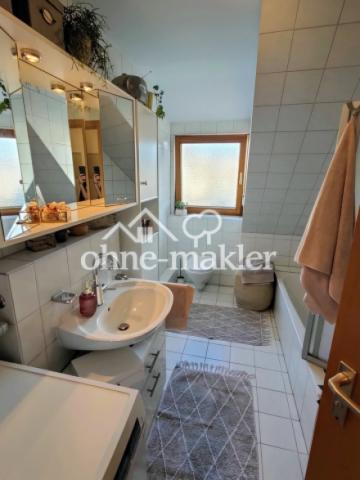 Bad deckenhoch gefliest