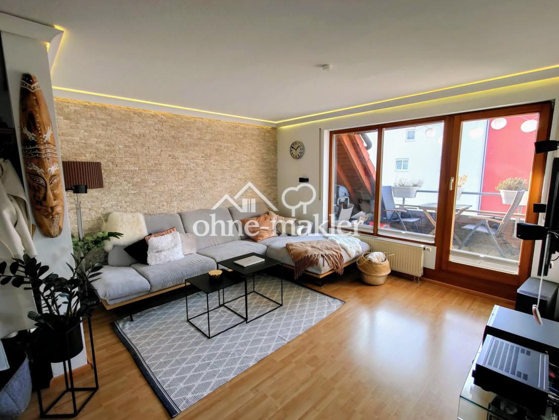 Wohnzimmer mit Echsteinwand