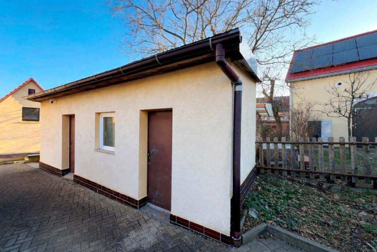 Nebengelass mit Abstellräumen