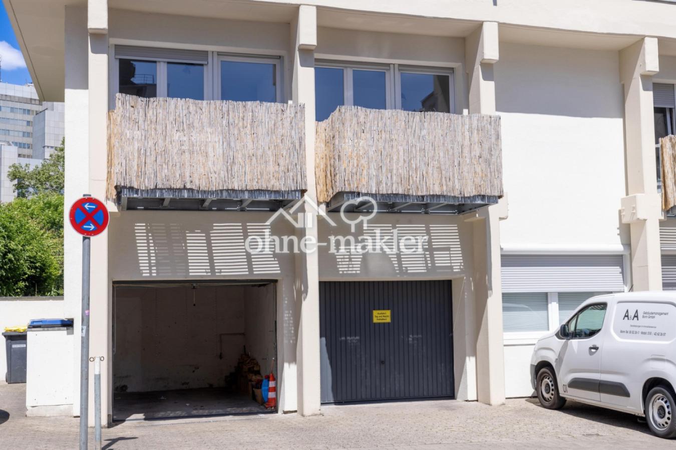 Garage mit Stellplatz